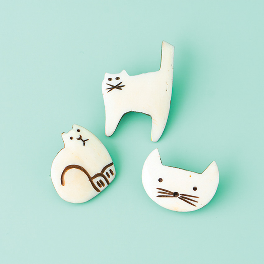 四歩 ①水牛のブローチOSUWARICAT/CAT/NEKO